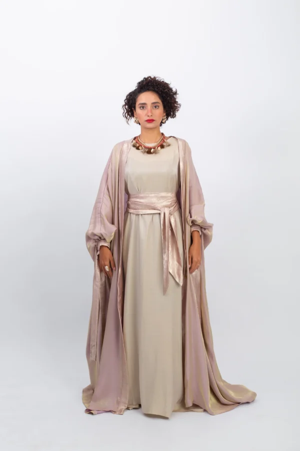 Simple feminine Abaya to embrace your femininity
