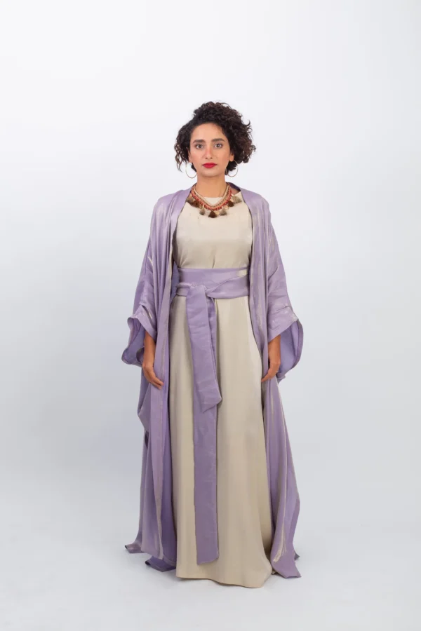 Sleek modern Kaftan by BISHT with a fluid comfortable design - قفطان انيق من بيشت بتصميم انسيابي مريح