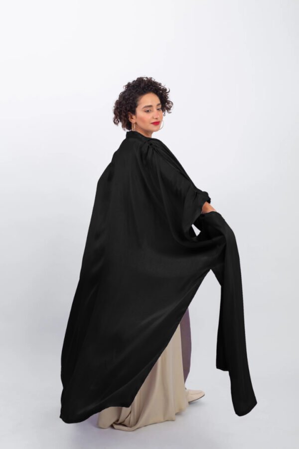 Sleek modern Kaftan by BISHT with a fluid comfortable design - قفطان انيق من بيشت بتصميم انسيابي مريح
